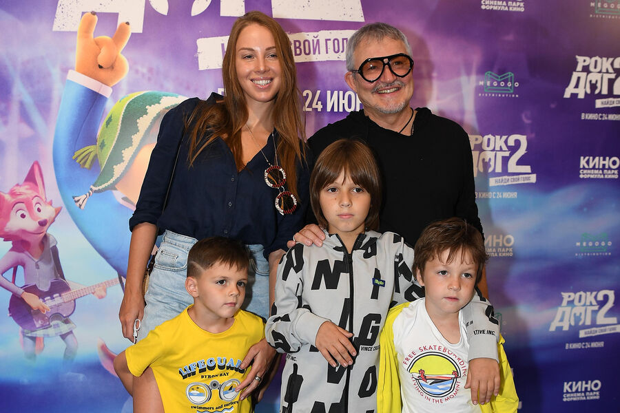 Дмитрий Дибров с&nbsp;супругой Полиной и детьми на&nbsp;премьере анимационного фильма &laquo;Рок Дог 2&raquo; в&nbsp;кинотеатре &laquo;Формула кино на&nbsp;Кутузовском&raquo; в&nbsp;Москве, 2021&nbsp;год