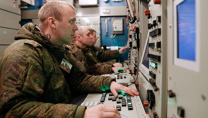 Военнослужащие подразделений противовоздушной обороны (ПВО) Балтийского флота во время тренировки по...