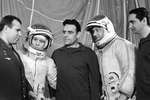 Летчики-космонавты СССР Юрий Гагарин (слева), Владимир Комаров (в центре) и Валерий Быковский (справа) беседуют с кандидатами на полет в космос Евгением Хруновым (2-й слева) и Алексеем Елисеевым (2-й справа), 1 марта 1967 года