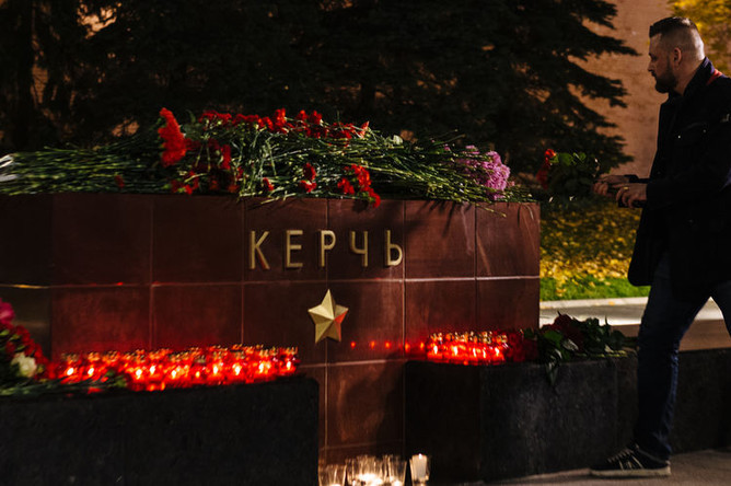 Цветы у мемориала Города-героя Керчь в Александровском саду, 17 октября 2018 года