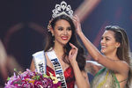 «Мисс Вселенная-2017» Деми-Ли Нель-Питерс (ЮАР) передает корону «Мисс Вселенной-2018» Катрионе Грэй (Филиппины) 