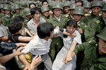 Молодая женщина между гражданскими лицами и китайскими солдатами, 3 июня 1989 года