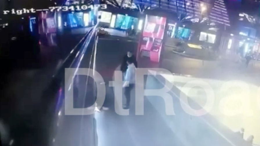 В сети появилось видео избиения и смерти женщины на площади в Москве