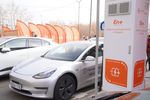 В течение года открыли пять новых электрозаправочных станций в Иркутской области – в Иркутске, Ангарске и Култуке. Быстрая зарядка предполагает заполнение 80% емкости аккумулятора за 20 минут. За 10 месяцев эксплуатации открытых в прошлом году трех первых зарядных станций En+ Group в Иркутске и Листвянке зарядкой электромобилей воспользовались уже более 700 уникальных пользователей.