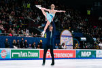 Евгения Тарасова и Владимир Морозов выступают в короткой программе на чемпионате России — 2022