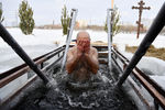 Мужчина окунается в купель на Верх-Исетском пруду в Екатеринбурге во время празднования Крещения, 18 января 2022 года