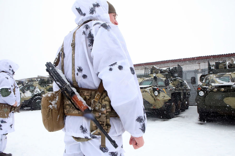Солдат 92-й механизированной бригады ВСУ в снежно-камуфляжной форме, вооруженный винтовкой, во время учений, Харьковская область, северо-восток Украины