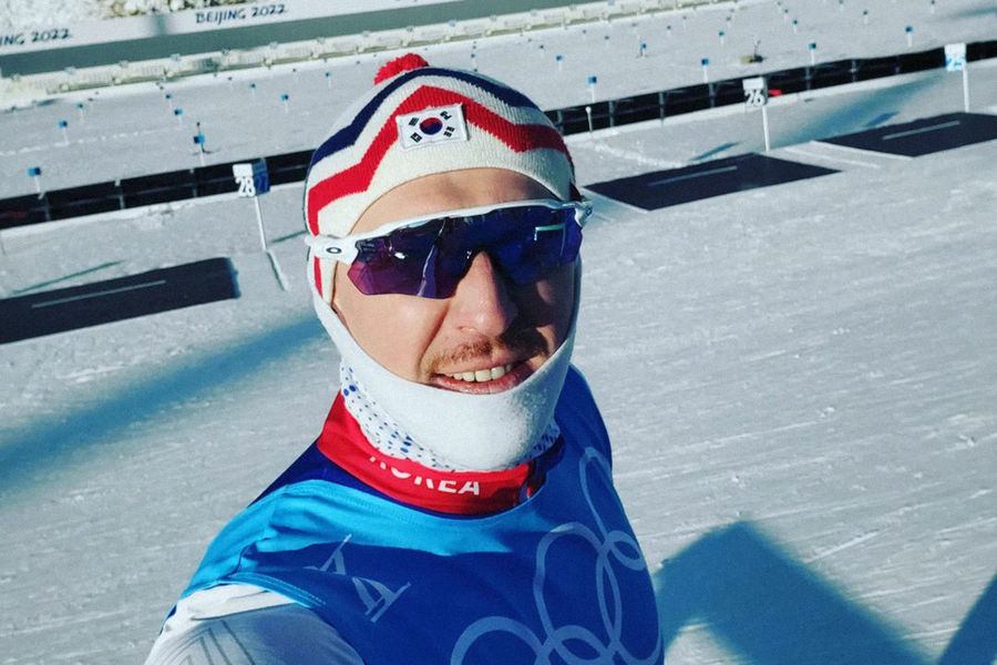 Южнокорейский биатлонист Тимофей Лапшин во время Олимпийских Игр 2022 в Пекине
