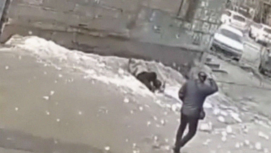 Сын женщины, на которую упала глыба льда в Новосибирске, рассказал, что место огородили лентой только после ЧП