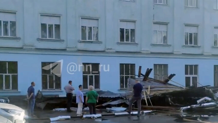 Ураган сорвал крышу техникума в Нижнем Новгороде