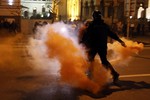 Полиция применила для разгона демонстрантов слезоточивый газ. В итоге не менее десяти человек получили ранения, среди них четверо полицейских.