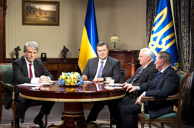 Бывший президент Украины Виктор Ющенко, действующий президент Украины Виктор Янукович, бывшие президенты Украины Леонид Кравчук и Леонид Кучма 