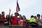 Президент Коста-Рики Луис Гильермо Солис вместе с фанатами празднует победу сборной страны над сборной Греции