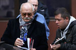 Режиссер Никита Михалков (слева) дает автограф после пресс-конференции в городе Симферополе