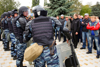 На митинге из-за массовой драки со смертельным исходом в центральной районной больнице в Минеральных Водах у памятника Ленину