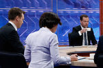 Премьер-министр России Дмитрий Медведев во время интервью журналистам пяти российских телеканалов в студии телецентра «Останкино»
