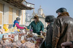 Местные жители на рынке в Донецке