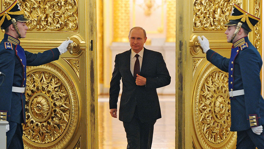 Владимир Путин в Георгиевском зале Кремля перед началом обращения с ежегодным посланием к Федеральному собранию