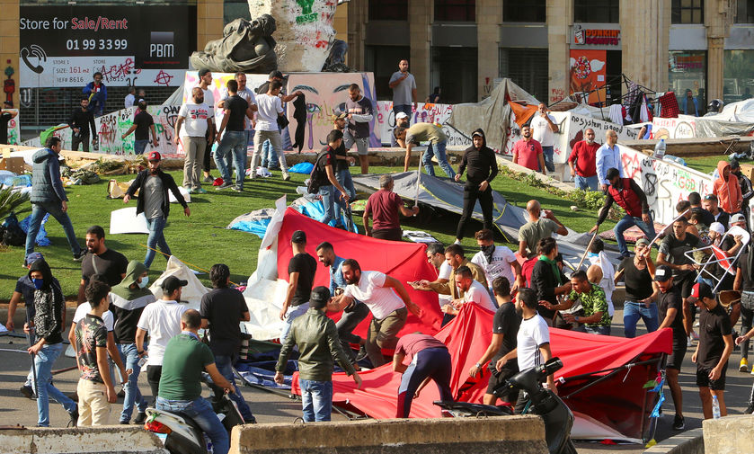Сторонники шиитских движений &laquo;Амаль&raquo; и &laquo;Хезболла&raquo; во время разгрома лагеря участников акций против правительства Ливана в&nbsp;Бейруте, 29 октября 2019 года