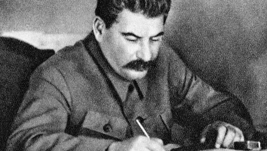 Иосиф Сталин в рабочем кабинете, 1936 год