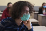 Студенты в защитных масках во время лекции в аудитории Московского государственного университета имени М. В. Ломоносова (МГУ), 8 февраля 2021 год
