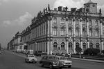 Автомобиль «Победа» (на первом плане) на фоне Зимнего дворца в Санкт-Петербурге, 1961 год
