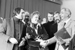Композитор Микаэл Таривердиев поздравляет актрису Елену Проклову с присуждением ей премии Ленинского комсомола, 1977 год