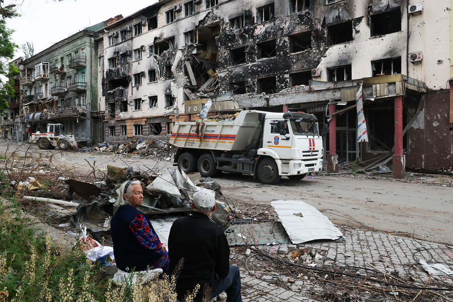 Сотрудники МЧС России разбирают завалы разрушенного здания в Мариуполе