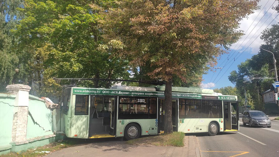 Троллейбус в Минске ехал задним ходом и снес забор