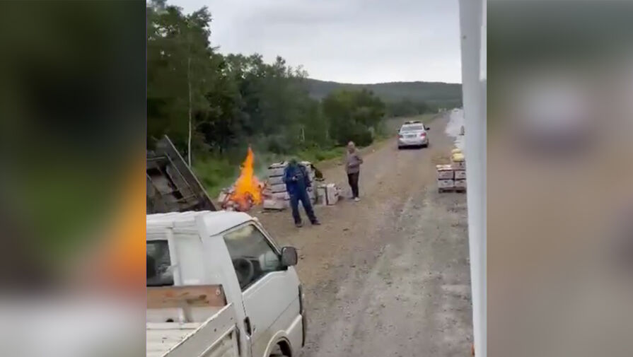 В Приморье водители разграбили перевернувшуюся фуру с дынями