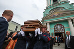 Вынос гроба с телом Петра Кучеренко после панихиды в Богоявленском кафедральном соборе, 24 мая 2023 года