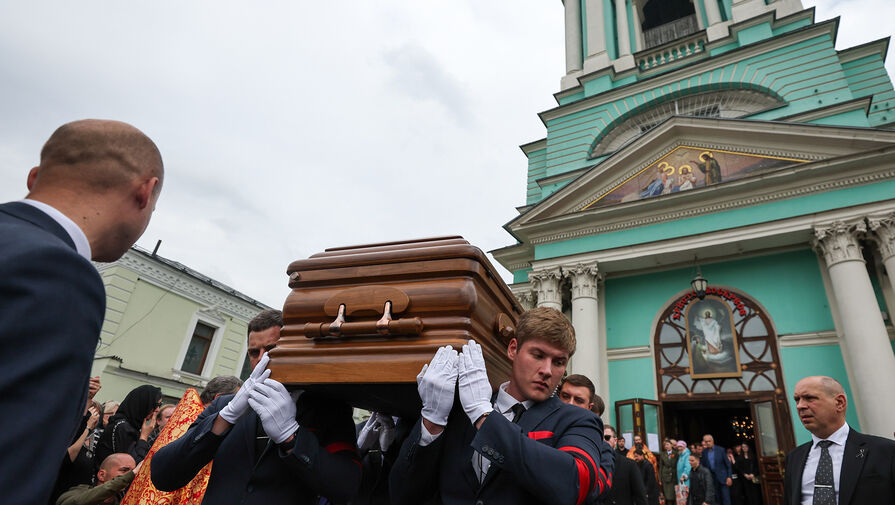 МК: на похоронах мужа Дианы Гурцкая присутствующие угрожали журналистам