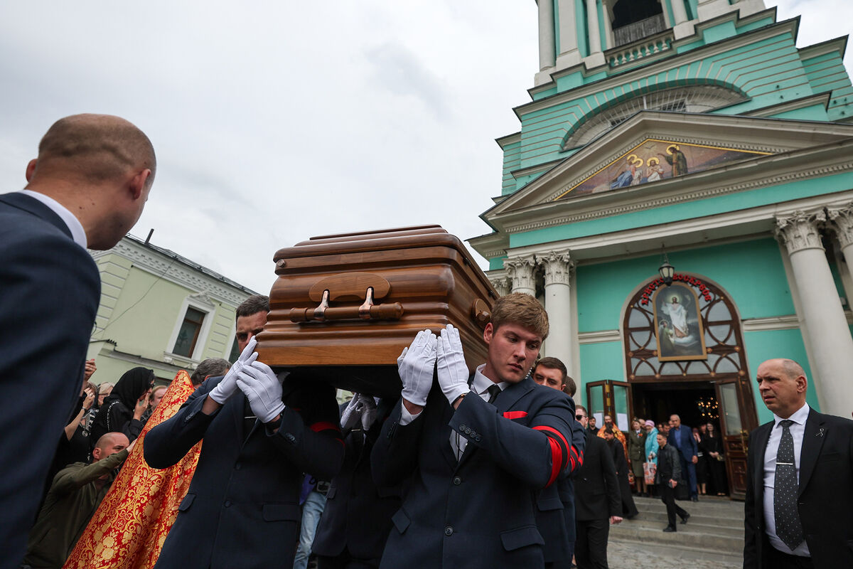 МК»: на похоронах мужа Дианы Гурцкой присутствующие угрожали журналистам -  Газета.Ru | Новости