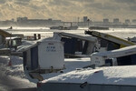 На месте крушения самолета Bombardier CRJ-900 авиакомпании Delta Air Lines в международном аэропорту Пирсон в Торонто, Канада, 17 февраля 2025 года