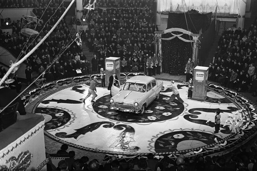 Иллюзионист Эмиль Кио на&nbsp;арене Московского цирка, 1959&nbsp;год