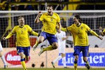 Швед Ким Челльстрем (№9) только что открыл счет в матче с голландцами, победа над которыми вывела шведов со второго места в группе на Евро