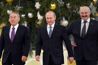 Президент Казахстана Нурсултан Назарбаев, президент России Владимир Путин и президент Белоруссии Александр Лукашенко перед началом заседания Высшего Евразийского экономического совета в Кремле, декабрь 2013 года