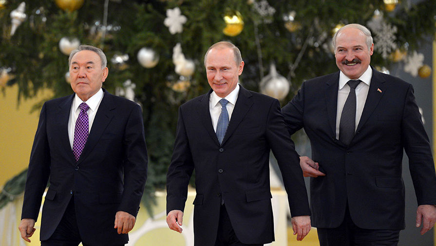 Президент Казахстана Нурсултан Назарбаев, президент России Владимир Путин и президент Белоруссии Александр Лукашенко перед началом заседания Высшего Евразийского экономического совета в Кремле, декабрь 2013 года