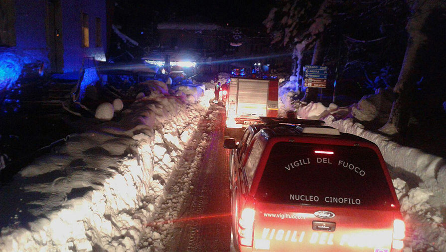 Спасательная операция после схода лавины на&nbsp;отель Rigopiano в&nbsp;городе Фариндола в&nbsp;Центральной Италии, 19&nbsp;января 2017&nbsp;года