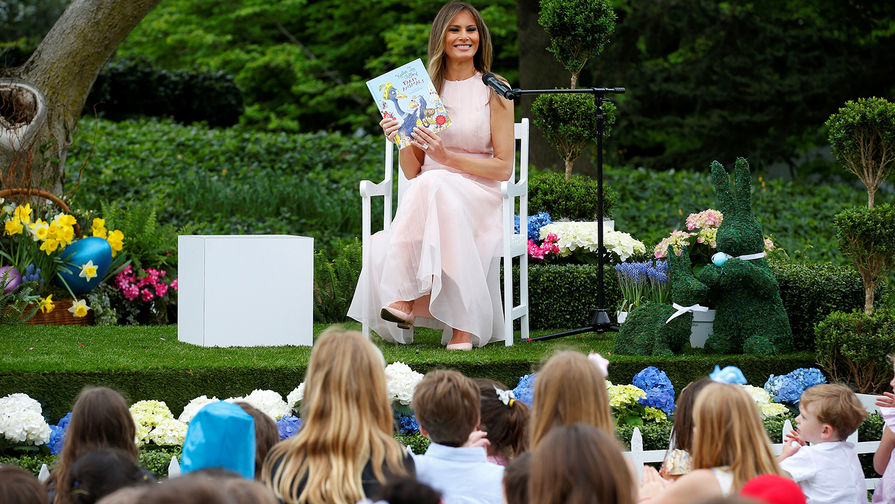 Меланья Трамп читает детям книжку на лужайке Белого дома, 17 апреля 2017 года