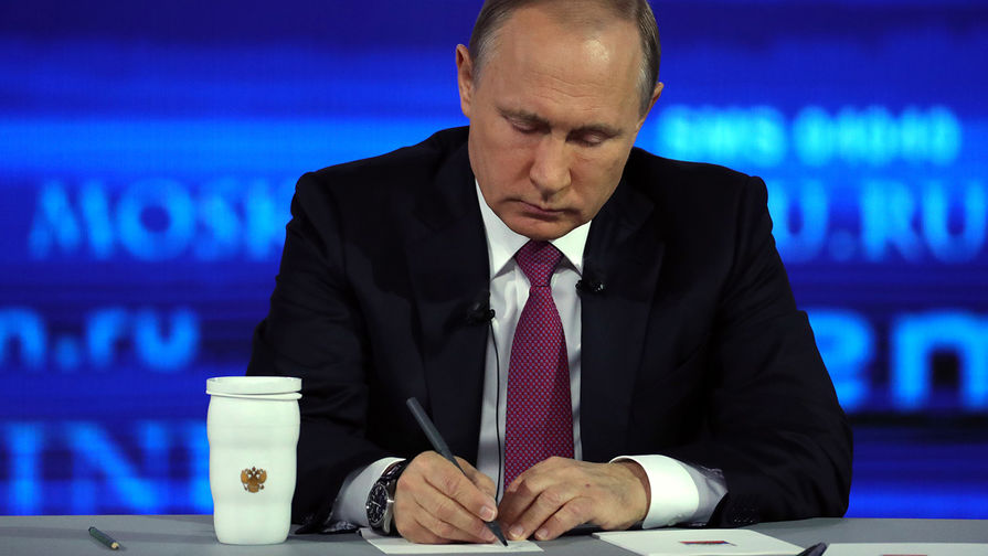 Владимир Путин во время ежегодной специальной программы «Прямая линия с Владимиром Путиным» 