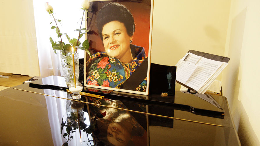 Портрет и цветы на рояле Людмилы Зыкиной в офисе ансамбля «Россия» в Москве, 2009 год