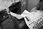 12 декабря 1993 года, Санкт-Петербург. Избирательный участок в следственном изоляторе № 1 ГУВД Санкт-Петербурга. Подсудимый передает бюллетень через окошко камеры