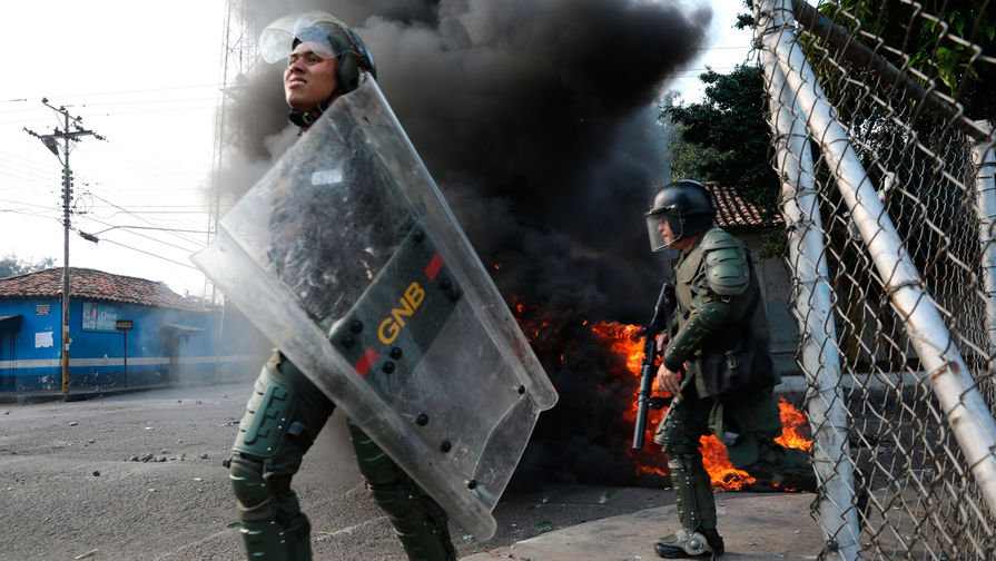 Сотрудники венесуэльской нацгвардии во время столкновений с протестующими в городе Уренья на границе Венесуэлы и Колумбии, 23 февраля 2019 года