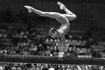 Гимнастка Ольга Корбут во время упражнения на бревне, 1972 год