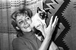 Ирина Скобцева с сиамской кошкой, 1958 год