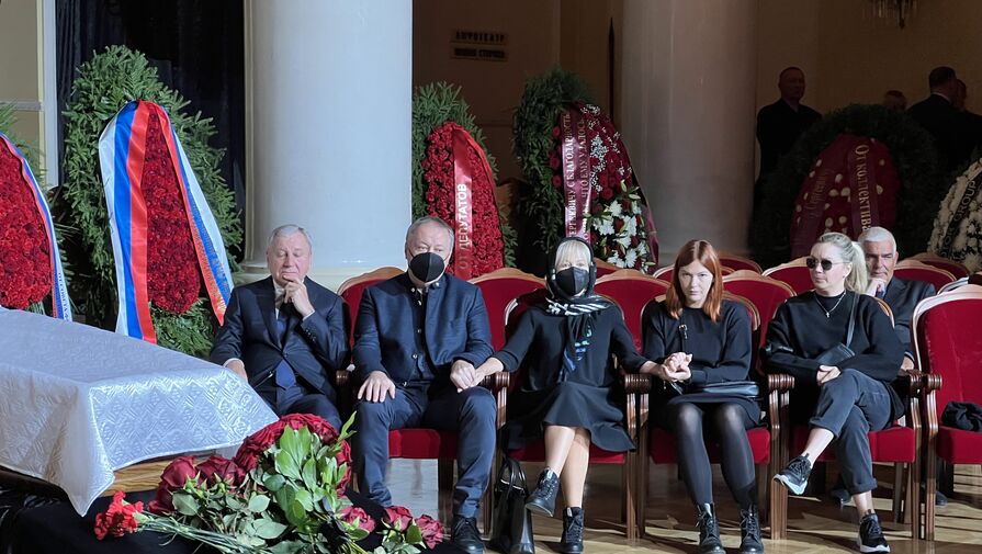 Дочь и внучки Горбачева пришли попрощаться с ним на церемонию 