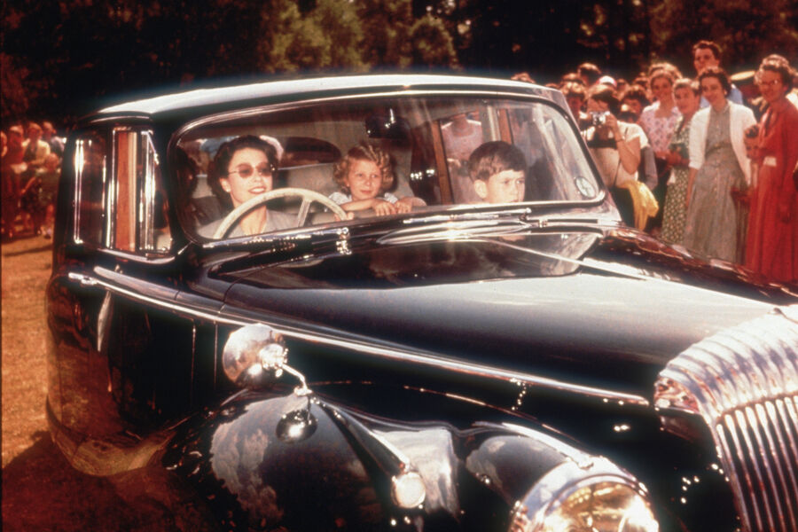 Королева Елизавета II за&nbsp;рулем автомобиля Daimler с&nbsp;принцем Чарльзом и принцессой Анной, 1957&nbsp;год