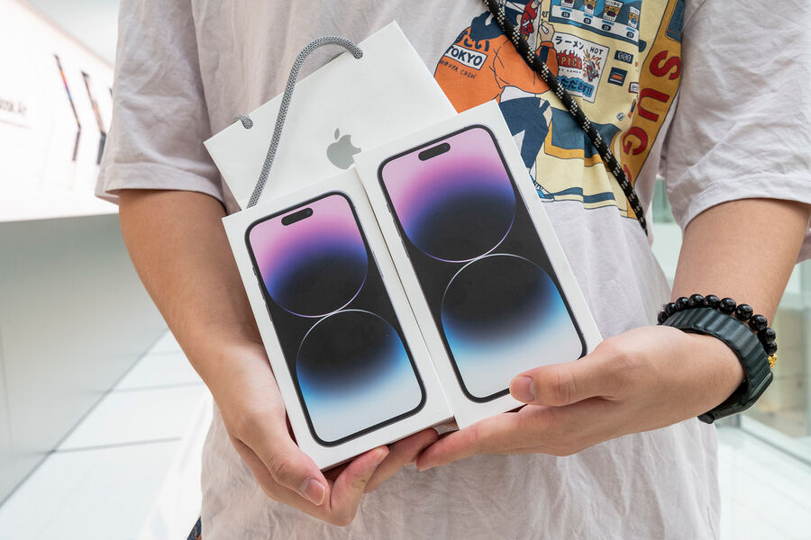 Покупатель показывает свою покупку iPhone 14 Pro и Iphone 14 Pro Max в Гонконге, Китай 