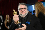 Режиссер Гильермо дель Торо получил Оскар за «Пиноккио Гильермо дель Торо» («Лучший анимационный фильм») 